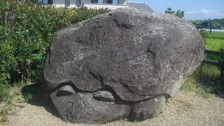 民家の隣にたたずむ遺跡