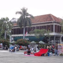 コロニアル様式の建物