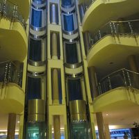 館内は電気節約のためか多少暗い。