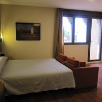 入口手前にはスーツケースを広げても充分なスペースがある。