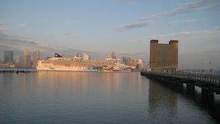 ハドゾン川を豪華客船がのぼってゆきました