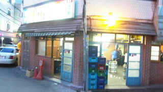 立ち食い焼肉の名店。メニュー１つだけ（＋飲み物）。日本語通じませんよ。でも肉は勝手に出てきます。