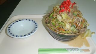 ボリュームたっぷりの肉そば