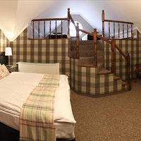 半2階層になっていて奥の階層にもベッドが…