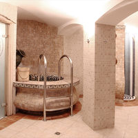 サウナ風呂 スパ、サウナ、プール等の施設が無料で使えるとか