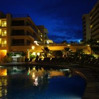 夜のプールサイド。