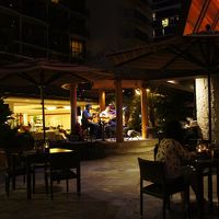 隣のバーでは演奏してました。