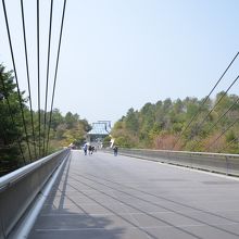 橋を渡って美術館へ行きます。奥にある建物が美術館です