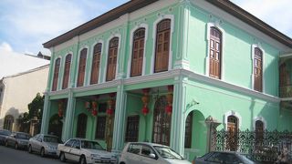 緑の壁が印象的