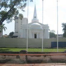 セント・ジョージ教会の白い尖塔