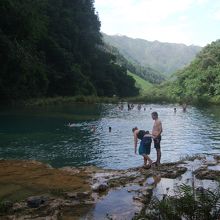 みんな簡単に泳いでいるけど、この川、けっこう深いんです（足が