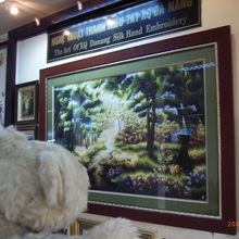 シルクの刺繍絵のお店が実演販売していました！