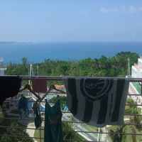 右に瀬底島、左に水納島が見えます