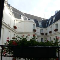  中庭に面した窓から観た風景