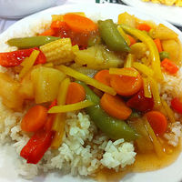 野菜甘煮とごはん、こんなアジア食が朝から食べられます