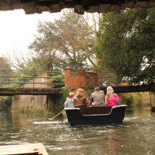 ストゥアー川を巡ります…。