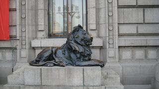 展示してあるライオンの像は三越のライオンと何か関係があるのでしょうか？