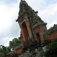 「チャンディ・クルン」魔よけの門です。ここから先は信者のみ