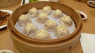 細長く狭い店内で落ち着かなかった