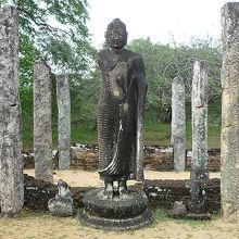 アタターゲ　仏歯寺跡の仏像