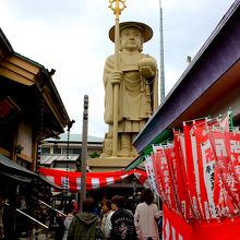 弘法市の日には、多くの参拝者で賑わいます