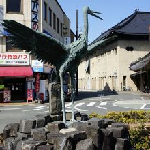 駅を出ると右手にあります