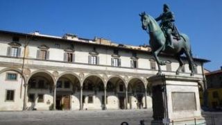 美しい柱廊が印象的な広場です！