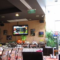 朝食時にテーブルから料理の並んだ場所を見る。