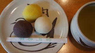 三色の団子は、小豆に、白餡、味噌餡の三種