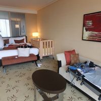 お部屋。ベビー連れなのでベビーベッドを用意してもらいました。