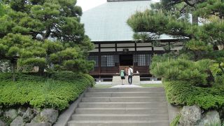 足利氏の菩提寺。石窯パンのレストランが有名です。