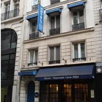 見落としそうな外観　看板あります