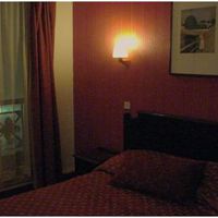 お部屋はシックな赤