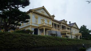 旧函館区公会堂・・・その色合いにビックリ！晴天下で見たかった！