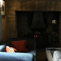 穏やかな昼下がり暖炉には赤々と薪がくべられて