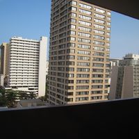 このベランダを右にのぞくと海が見えます。