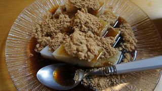 餅と黒蜜、黄粉の一体感はここならでは