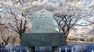 桜の時期に人間将棋が行われます