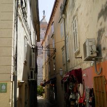 旧市街内にあちこちある細い路地です。