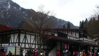 1階は富山地方鉄道、2階はケーブルカー