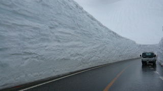 悪天候時は閉鎖。ホテル立山の裏手には雪の回廊もあり。