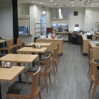 寮の雰囲気満点な朝食会場。ブッフェ式です。