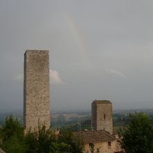 雨上がりで、街の塔に架かる虹が綺麗でした。