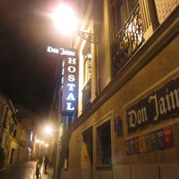 バスターミナル方面から歩いていくと右側です。