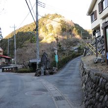 高源寺前から山道（右側の道）に入る