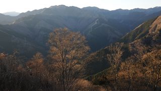 奥多摩ハイキングの入門コースのひとつ。岩茸石山の山頂からの展望が素晴らしいです。