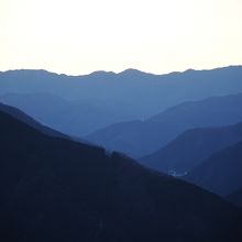 惣岳山に上る途中から奥多摩の山々の眺め