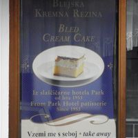 ブレッド湖名物のクリームケーキのポスターです。