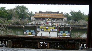 門の前に建つ大和殿