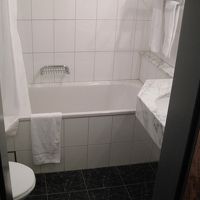 清潔で広々としたバスルーム